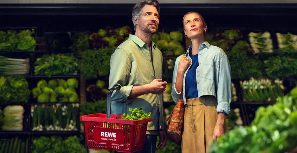 Zwei REWE Kund:innen beim nachhaltigeren Einkauf im REWE Markt.