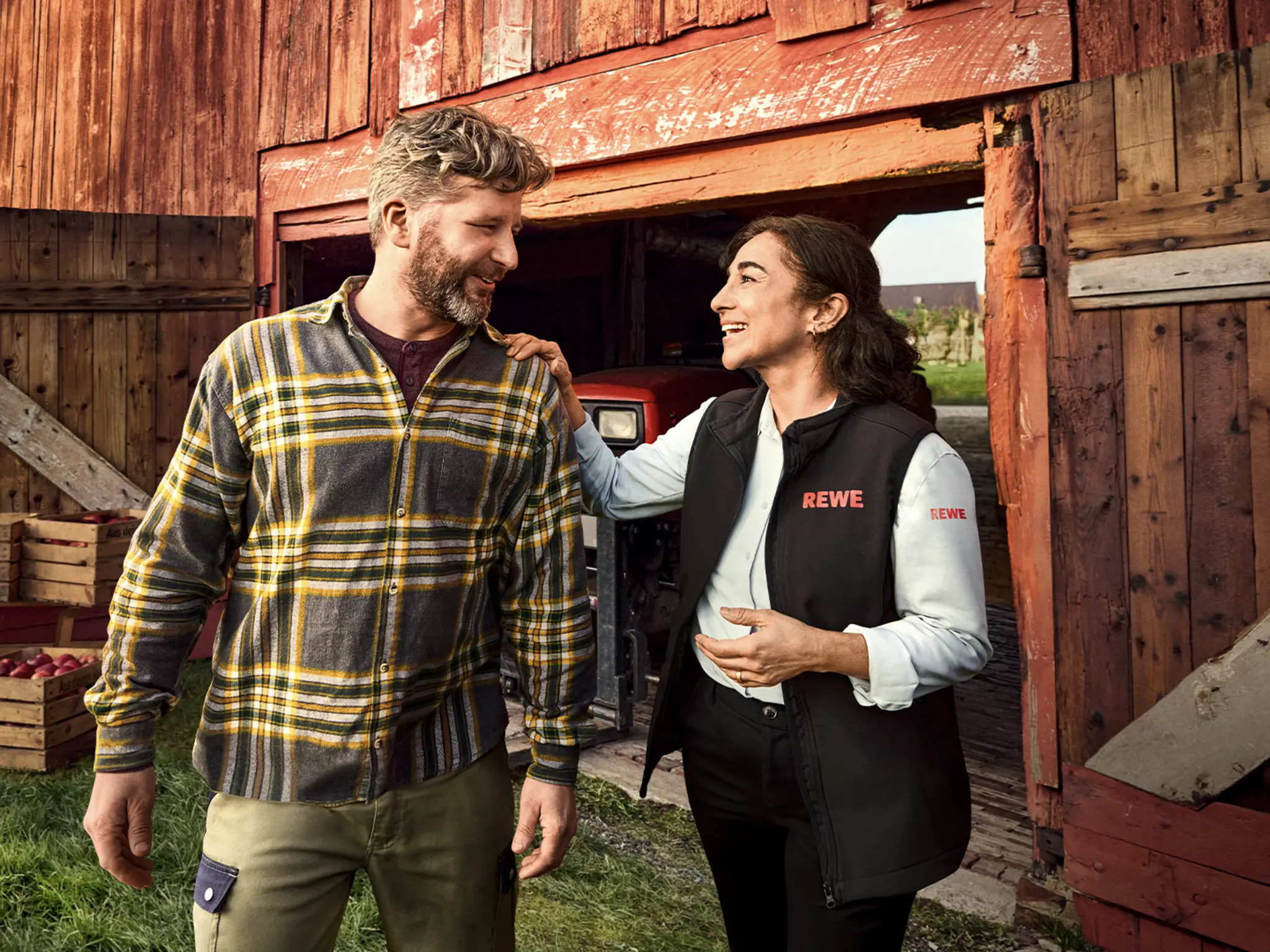 Ein regionaler Landwirt und eine REWE Mitarbeiterin im Gespräch.
