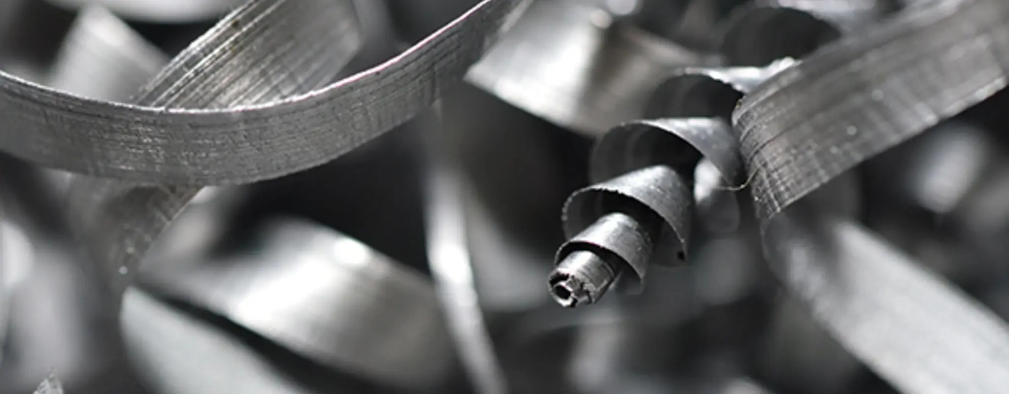 Gewellte und gekringelte Streifen aus Metall