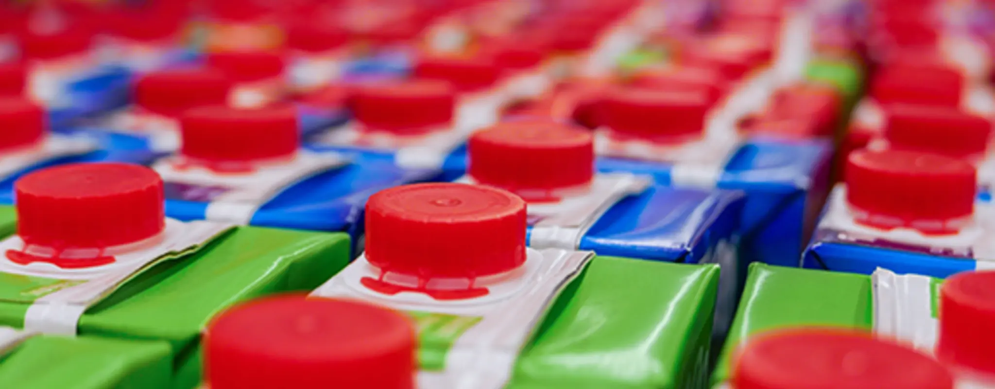 Grüne und blaue Getränkekartons mit rotem Deckel