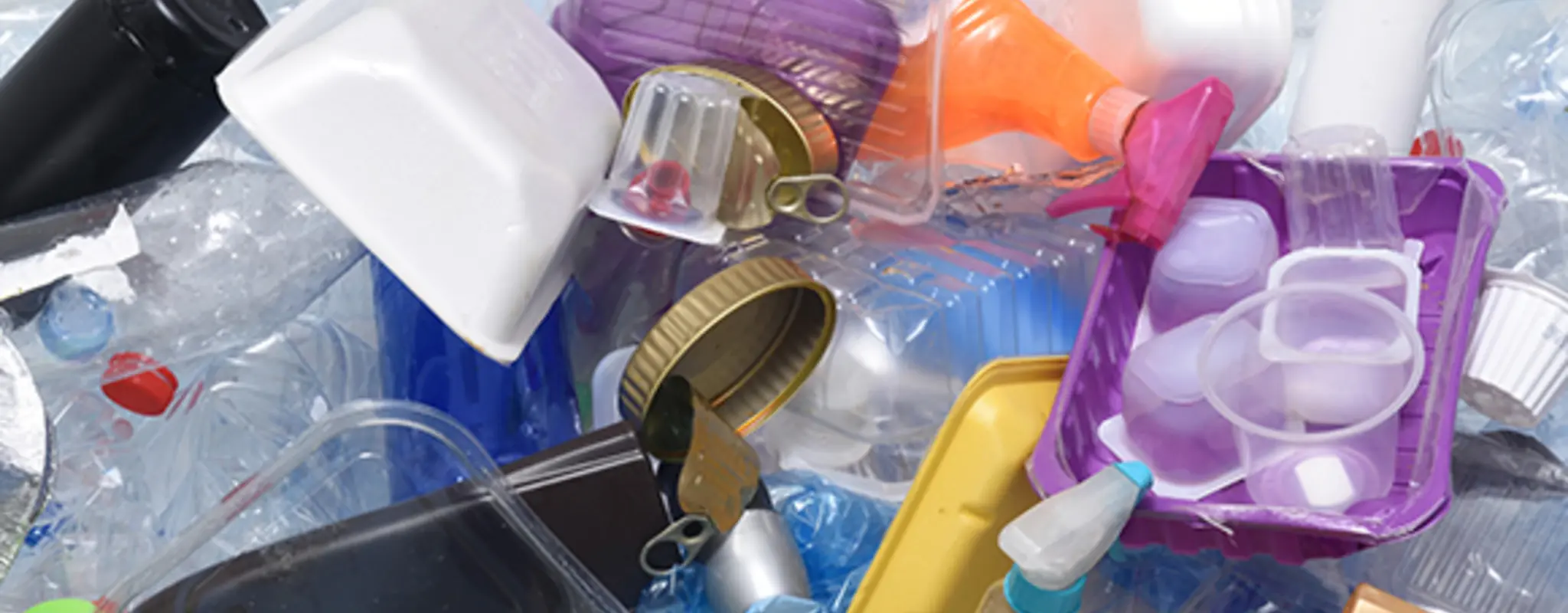 Verschiedene Plastikabfälle, darunter Becher, Schalen, Deckel und mehr