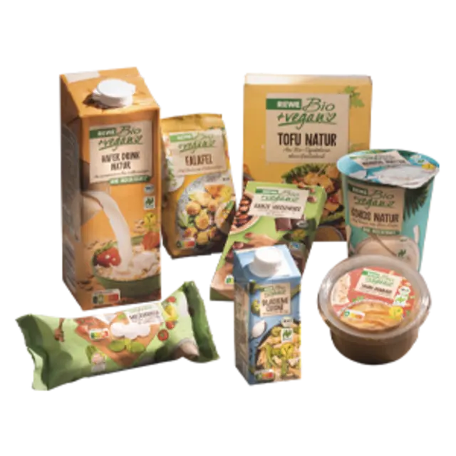 Eine Auswahl an REWE Bio + vegan Produkten.