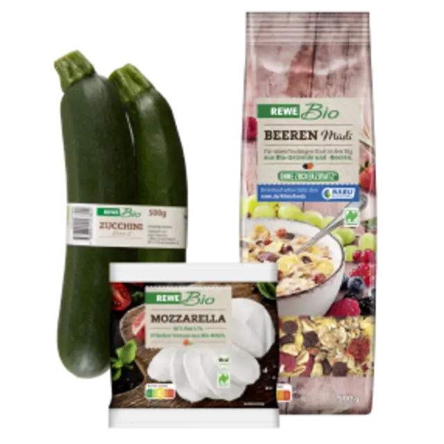 Drei Naturland zertifizierte Produkte stehen stellvertretend für die über 300 Lebensmittel mit Naturland Siegel bei REWE.