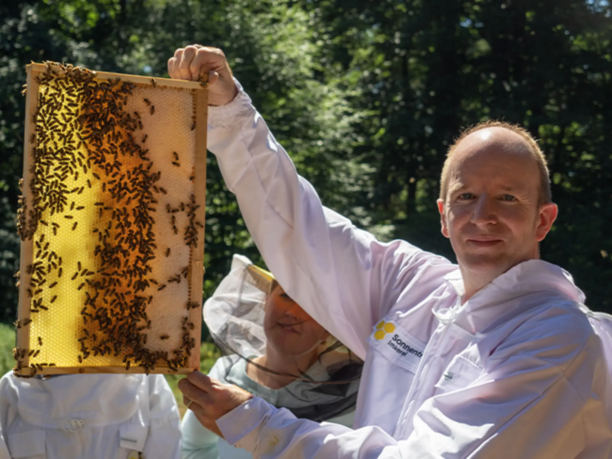 Gerrit Lang hat schon seit seiner Kindheit mit Bienen zu tun. Heute führt er mit seiner Frau Karin eine Bio-Imkerei – und ist immer noch begeistert von den fleißigen Mitarbeiterinnen.