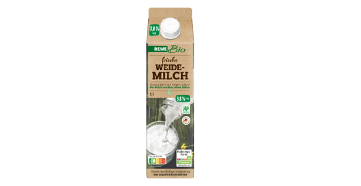 Eine Packung REWE Bio Weidemilch.