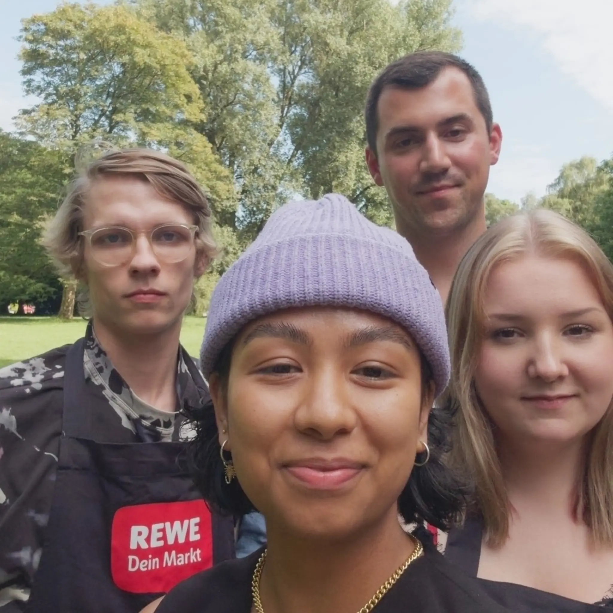 Ein Gruppenbild der vier Plantbase-Mitglieder Jannik, Rosa, Olivia und Lukas. 