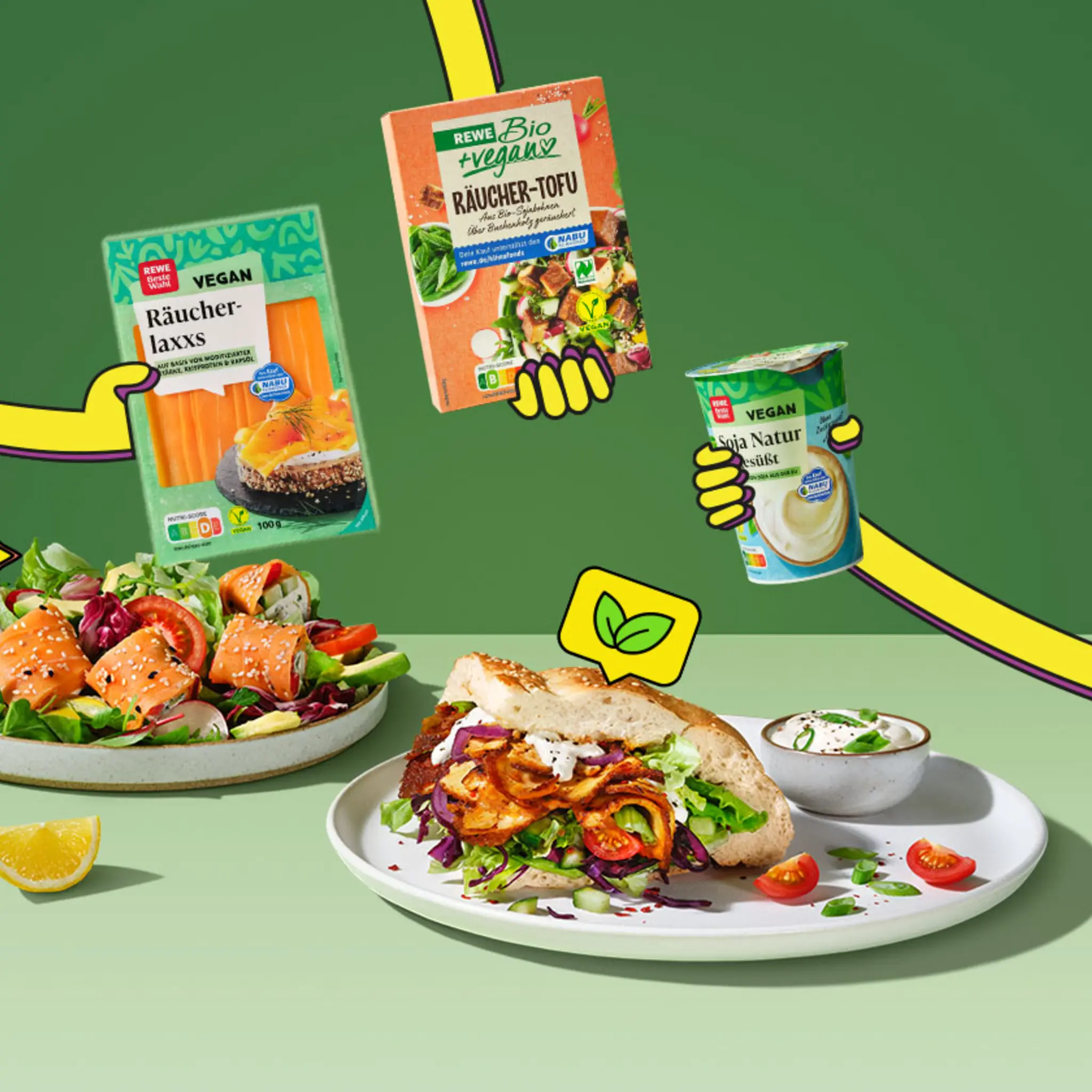 Cremiger veganer Joghurt. Darauf steht der Störer „Starte jetzt deinen Veganuary!“ 