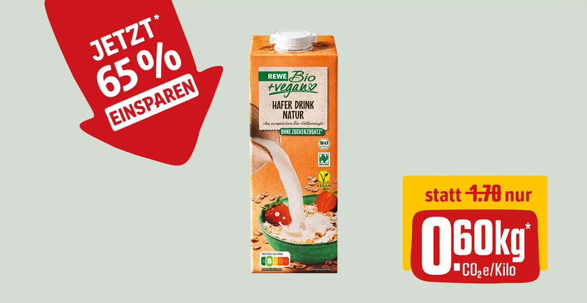 Eine Packung REWE Bio + vegan Hafer Drink Natur. Darüber steht in einem roten Störer der Text „Jetzt 65 % einsparen“. Darunter steht in einem Störer „Statt 1,70 nur 0,60 kg* CO2e/Kilo.“