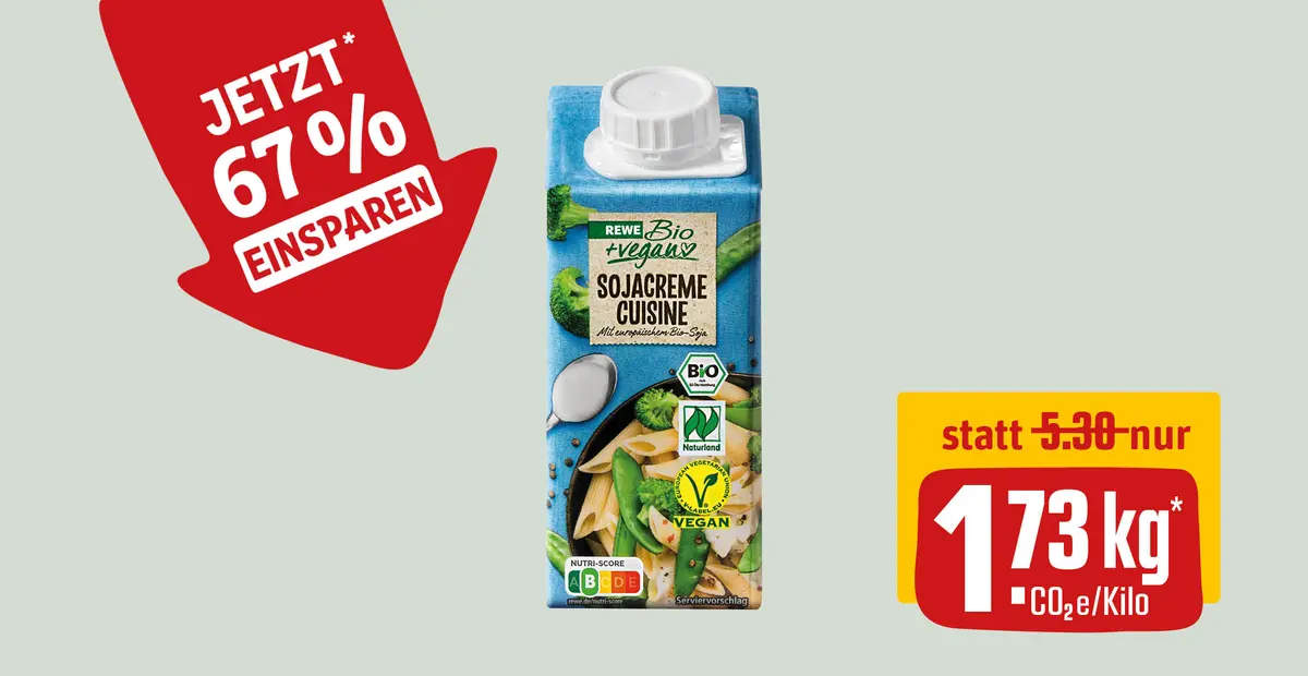 Eine Packung REWE Bio + vegan Sojacreme Cuisine. In einem roten Störer der Schriftzug „Jetzt 67 % einsparen“. Darunter steht in einem Störer „Statt 5,30 nur 1,73 kg* CO2e/Kilo“.