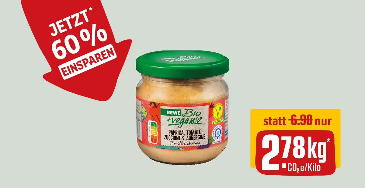 Ein Glas REWE Bio + vegan Streichcreme Paprika, Tomate, Zucchini & Aubergine. In einem roten Störer steht „Jetzt 60 % einsparen“. Darunter steht in einem zweiten Störer „Statt 6,90 nur 2,78 kg* CO2e/Kilo“.