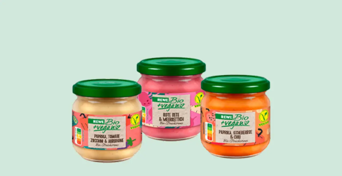 Drei verschiedene Sorten der REWE Bio + vegan Streichcreme.