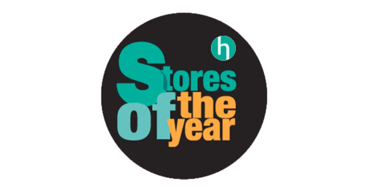 Die Auszeichnung „Store of the Year“ als bunte Schrift auf einem schwarzen Kreis.
