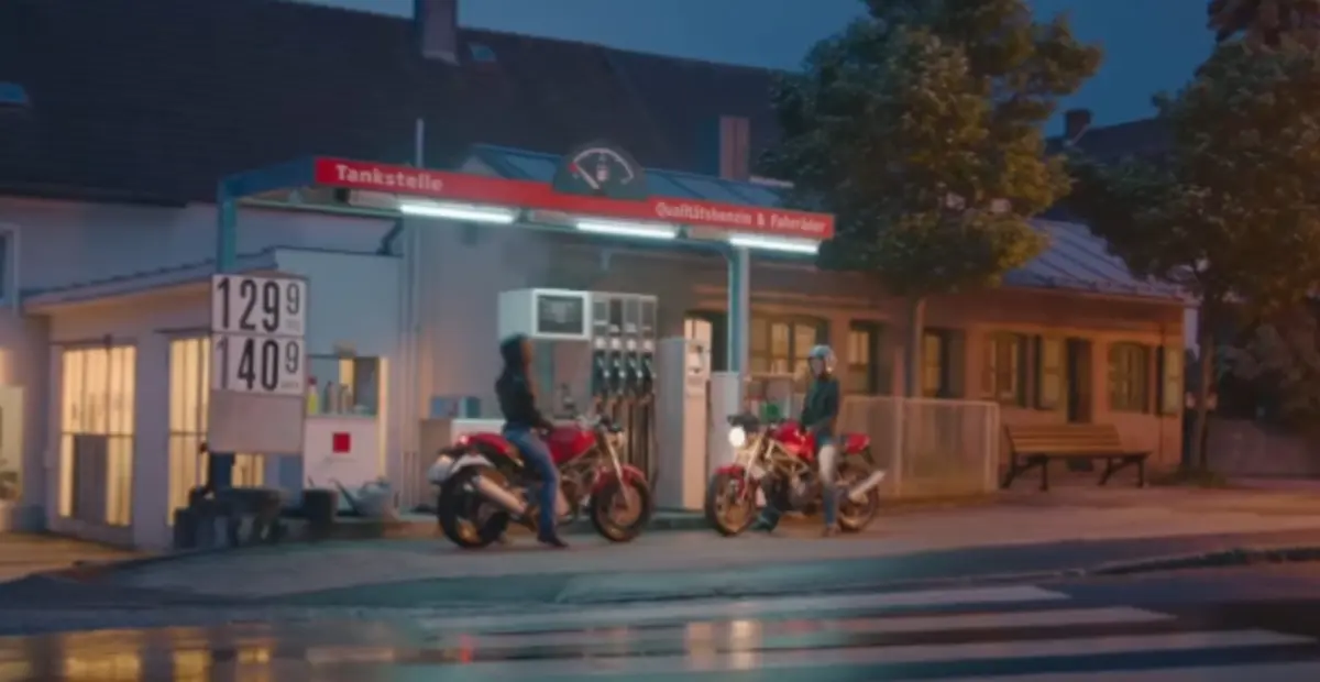Petra Schuster und Susann Daubitz stehen sich in der Dämmerung auf Motorrädern gegenüber.