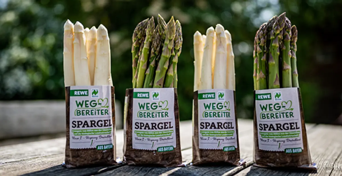 REWE Wegbereiter grüner Spargel und weißer Spargel in einem Körbchen.