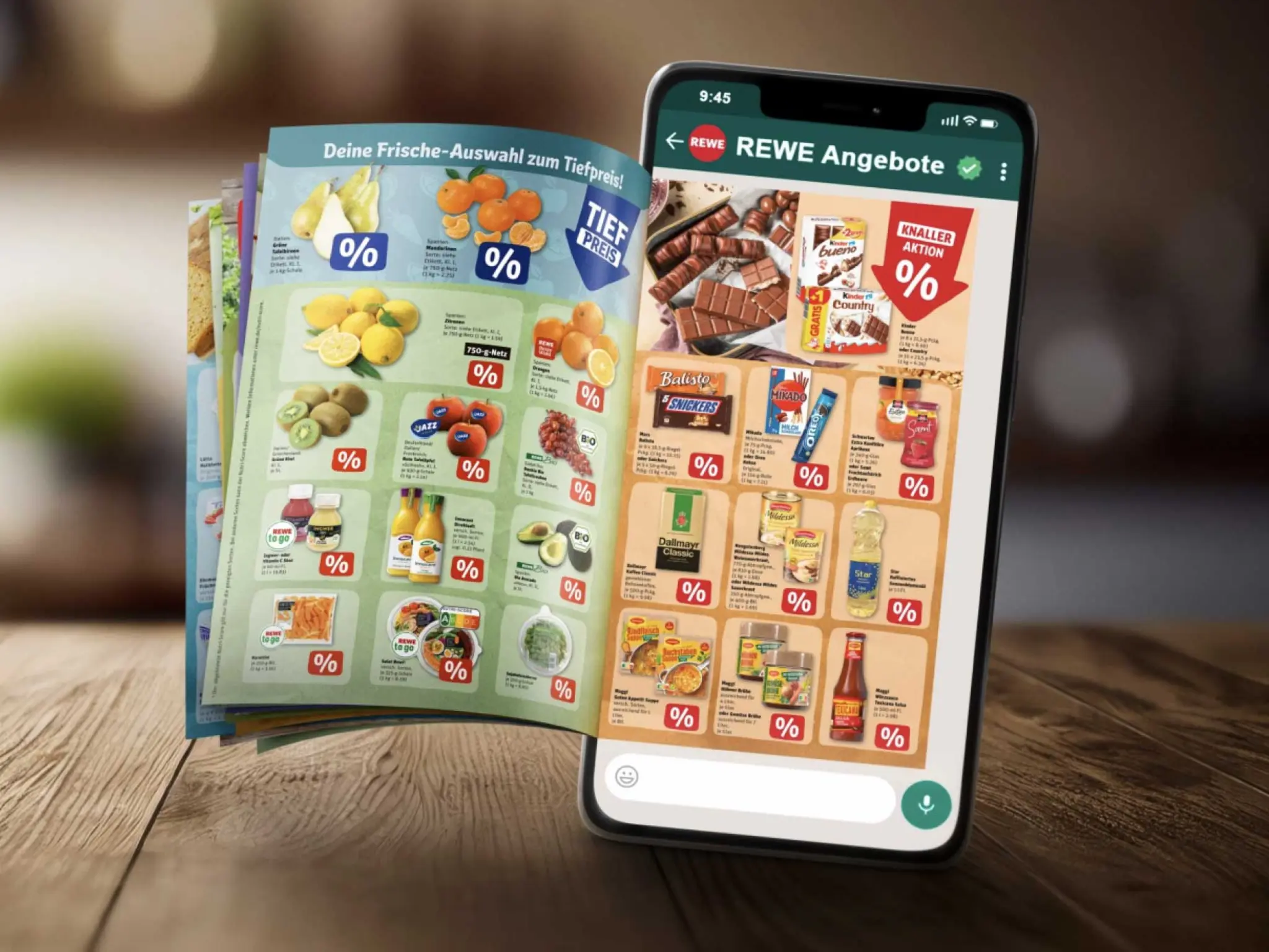 Der Bildschirm eines Smartphones zeigt die letzte Seite des REWE Prospektes. Mehrere Seiten aus Papier wachsen aus dem Handy heraus.