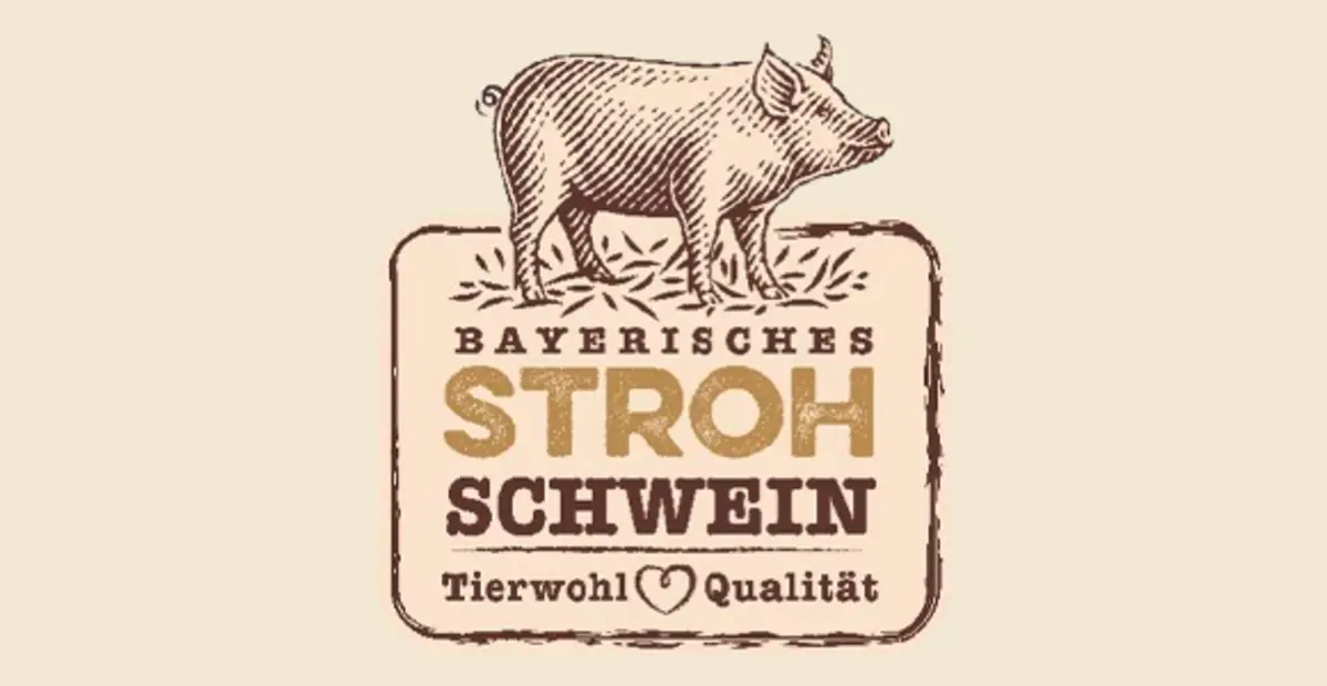 Auf dem Logo ist ein illustriertes Schwein auf Stroh zu sehen. Darunter steht der Text „Bayerisches Strohschwein. Tierwohl und Qualität“.