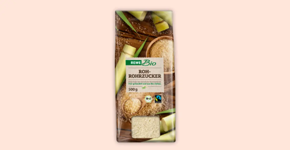 Eine Packung REWE Bio Rohrohrzucker.