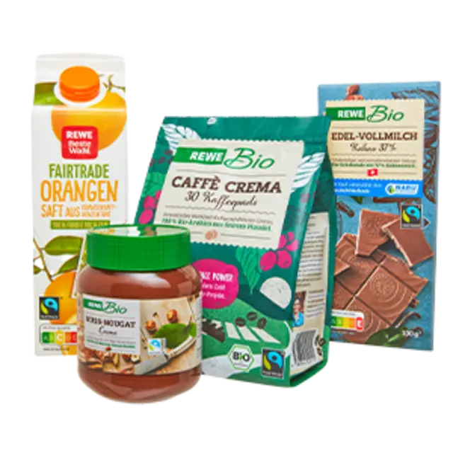 Mehrere Fairtrade-zertifizierte REWE Eigenmarken-Produkte stehen stellvertretend für das gesamte Fairtrade-Sortiment.