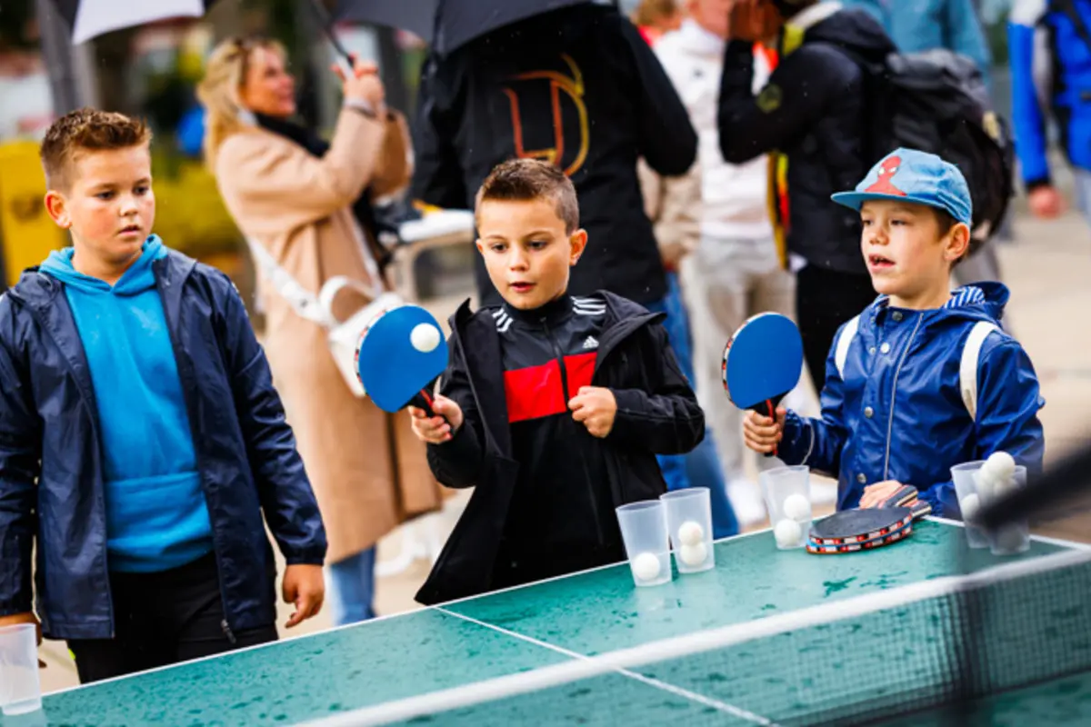 Mehrere Kinder spielen beim Besuch des Inklusionsmobils Tischtennis. 