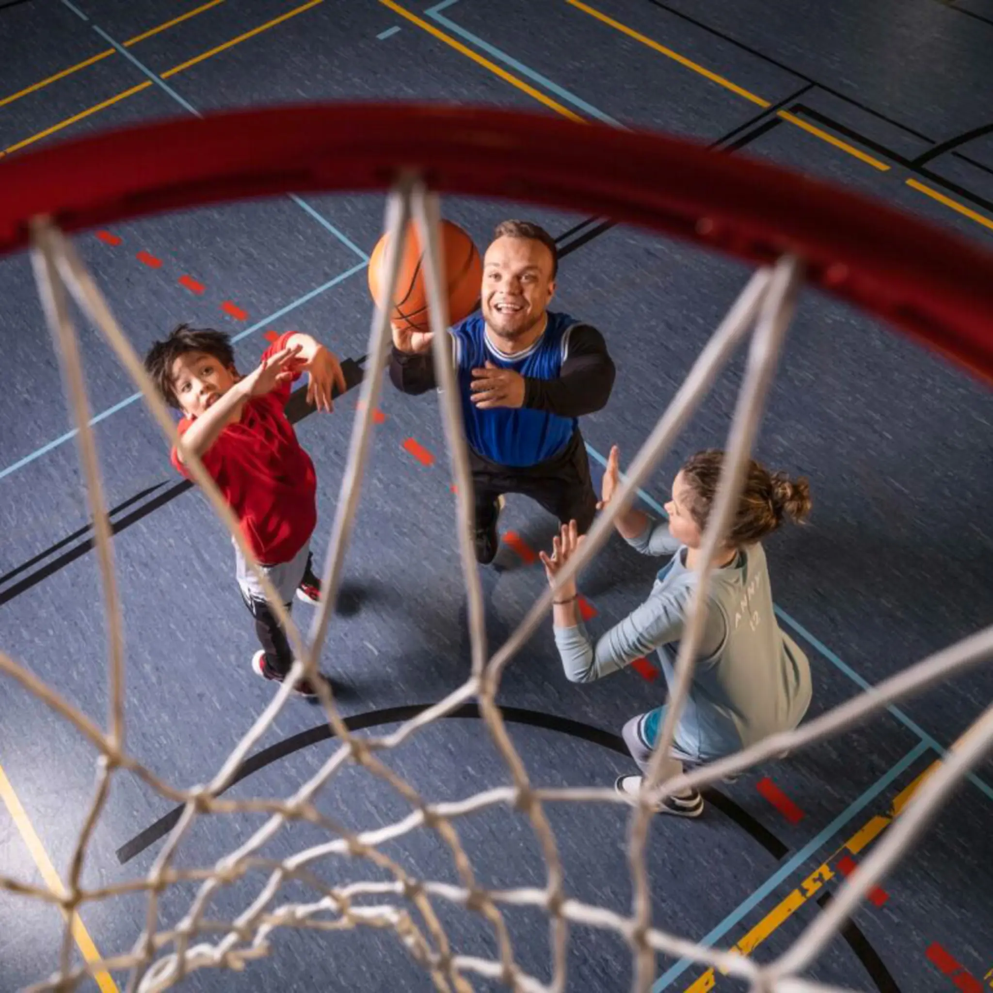 Kinder mit und ohne Behinderung spielen gemeinsam Tischtennis. 