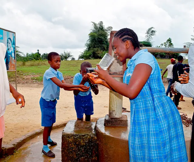 Ein Brunnen im globalen Süden: Die Menschen vor Ort haben Zugang zu sauberem Trinkwasser.