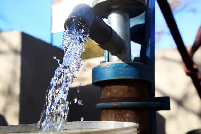 Wasser fließt aus einem Brunnen.