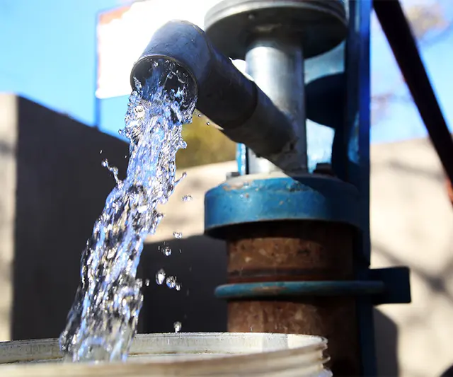 Wasser fließt aus einem Brunnen.