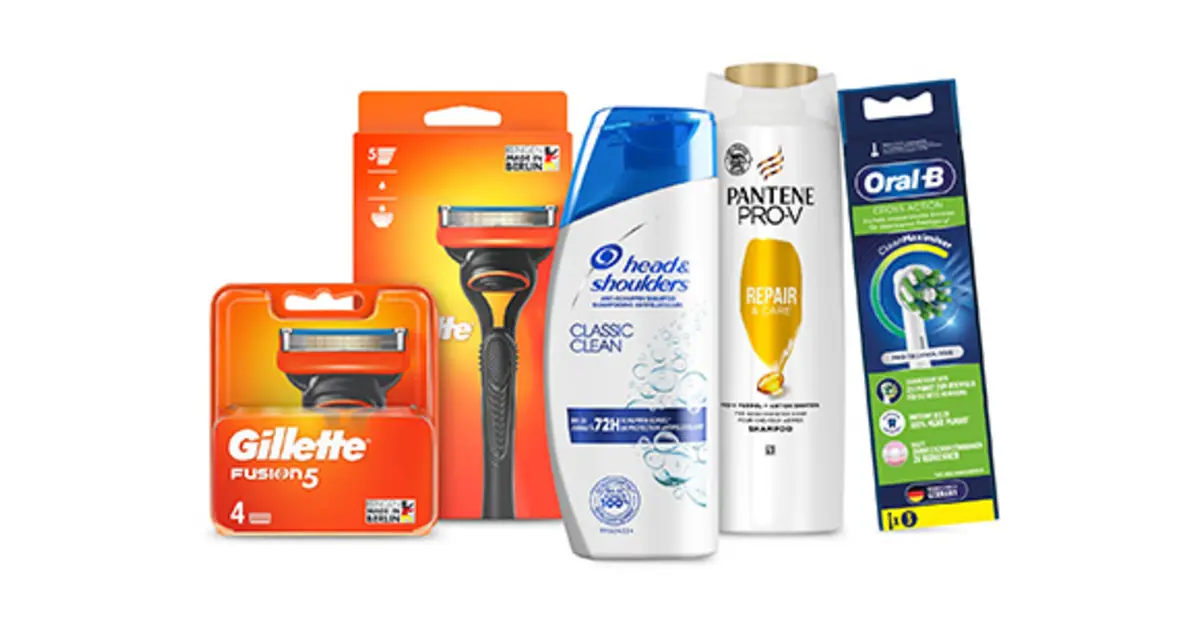 Ein Gilette Rasierer und Rasierklingen, eine Flasche head & shoulders, ein Pantene Pro-V Shampoo und eine Packung Bürstenköpfe für eine Oral-B Zahnbürste.
