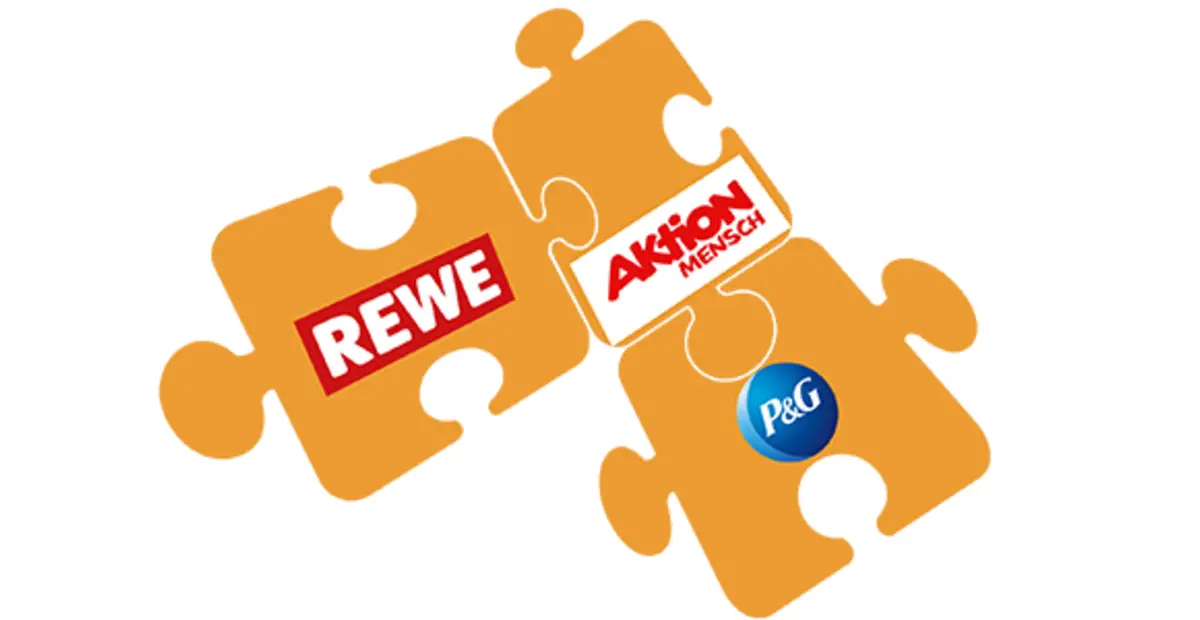 Auf drei illustrierten Puzzleteilen sind die Logos der Aktionspartner abgebildet: Aktion Mensch, Procter & Gamble und REWE. 