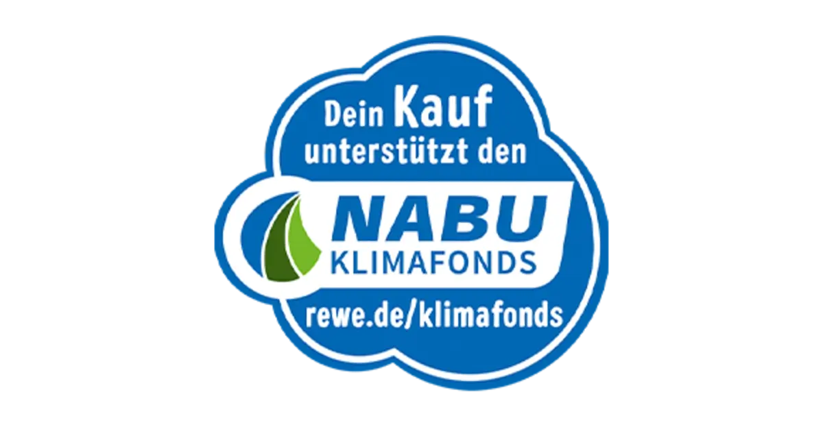 Ein blaues Label mit der Aufschrift: „Dein Kauf unterstützt den NABU-Klimafonds. rewe.de/klimafonds“