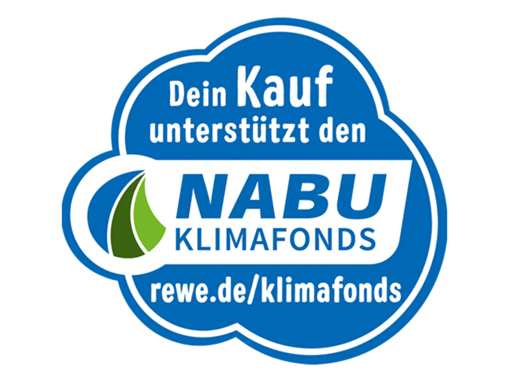 Auf einem blauen Logo steht der Text: Dein Kauf unterstützt den NABU Klimafonds. rewe.de/klimafonds