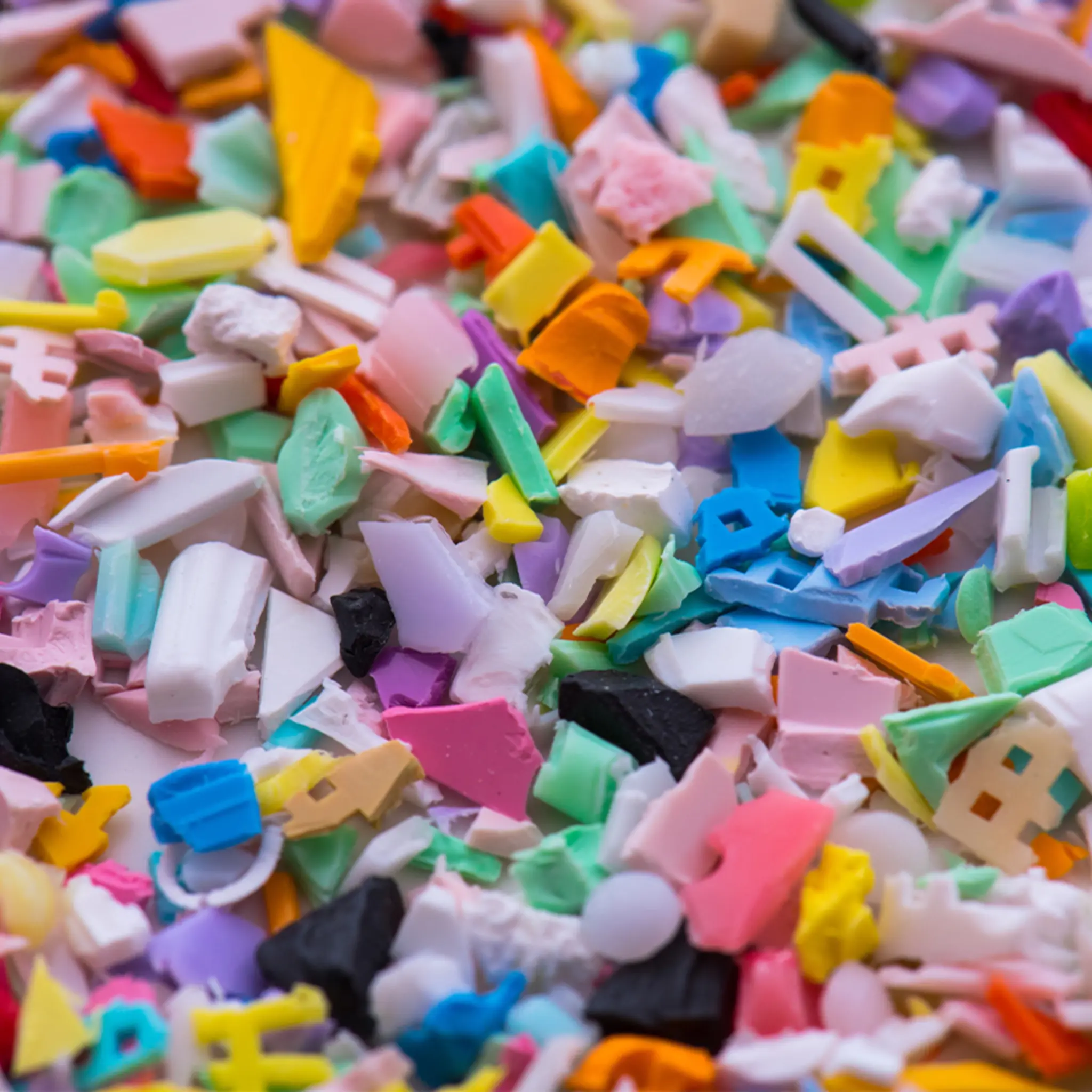 Viele bunte Plastikteilchen.