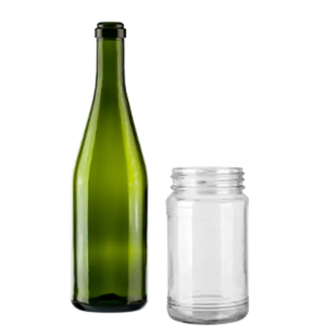 Eine leere Glasflasche und ein Schraubglas ohne Deckel.