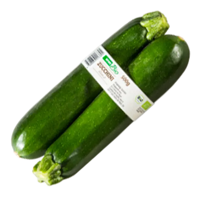 Zwei REWE Bio Zucchini werden von einer Banderole zusammengehalten.