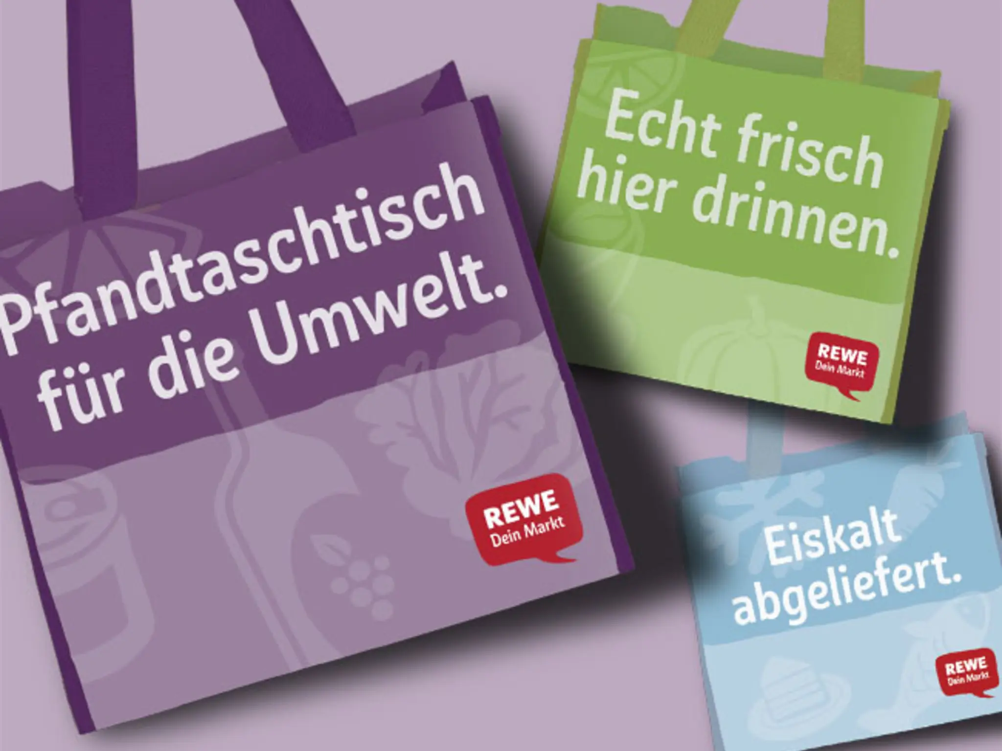 Die neuen Mehrweg-Pfandtaschen des REWE Lieferservice auf farbigem Hintergrund.