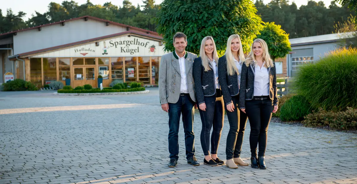 Wolfgang Kügel und seine drei Töchter vor dem Spargelhof.