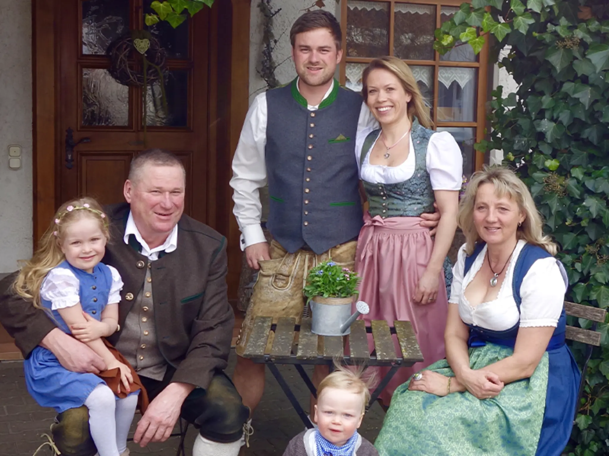 Ein Porträt zeigt drei Generationen der Familie Keller auf dem Jegglhof.