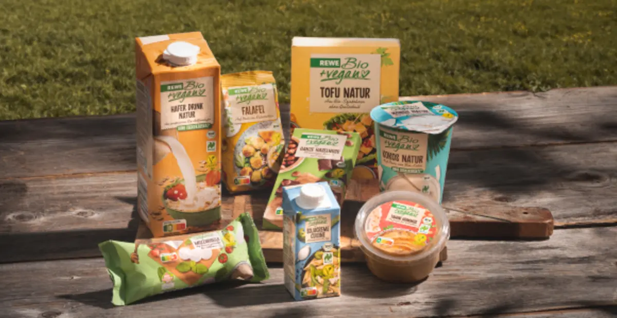 Von Klassikern wie Tofu und Haferdrinks bis hin zu Falafelbällchen und Schokolade findest du in unserem REWE Bio + vegan Sortiment eine vielseitige Auswahl rein pflanzlicher, Bio-zertifizierter Produkte.
