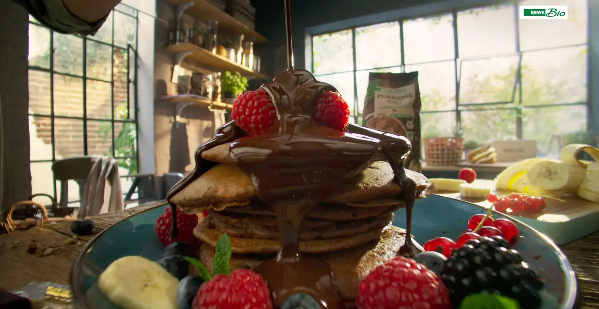 Pancakes mit Schokolade und Waldbeeren.