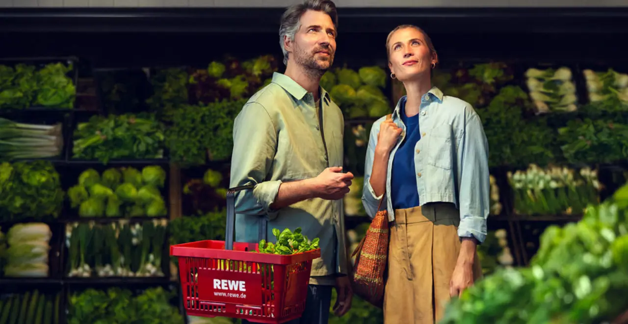 Zwei REWE Kund:innen beim nachhaltigeren Einkauf im REWE Markt.