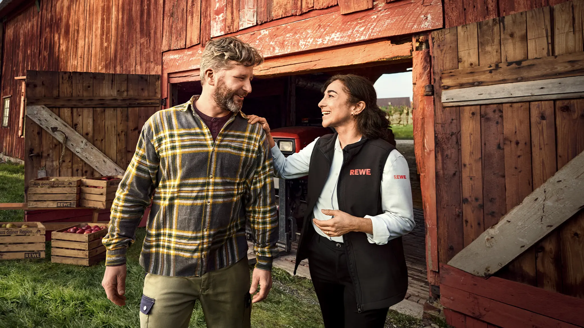 Ein regionaler Landwirt und eine REWE Mitarbeiterin im Gespräch.