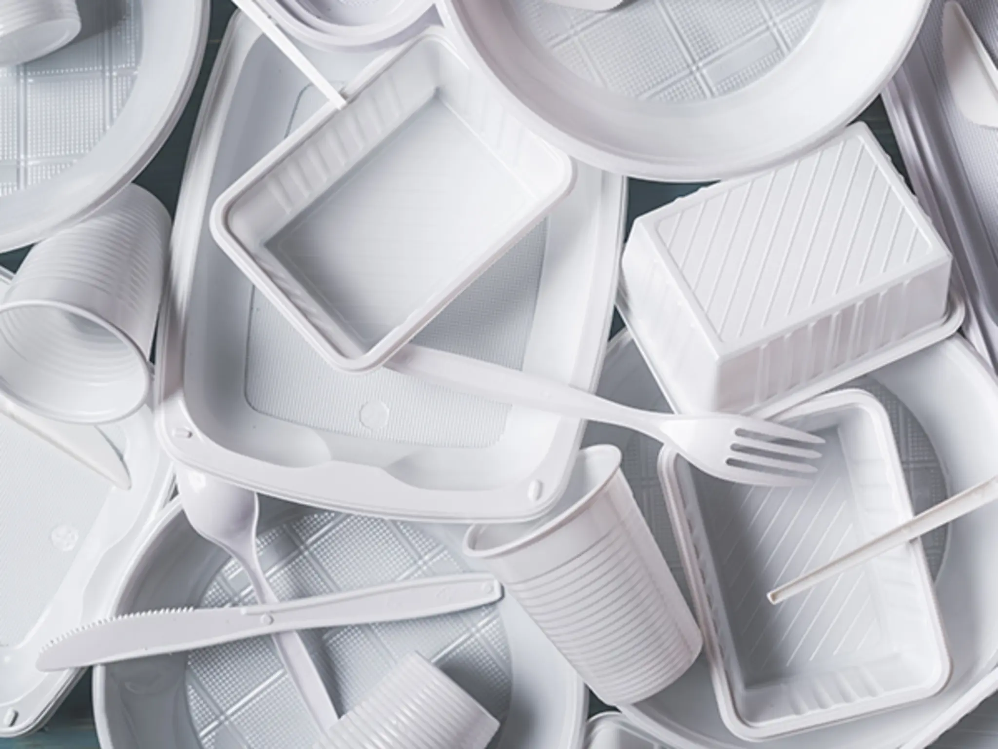 Ein Haufen aus Plastik-Einweggeschirr und -besteck