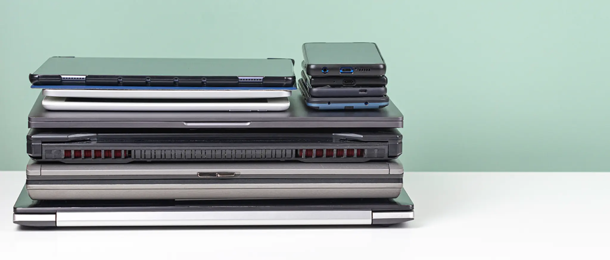 Ein akkurater Stapel aus Laptops, Tablets und Handys