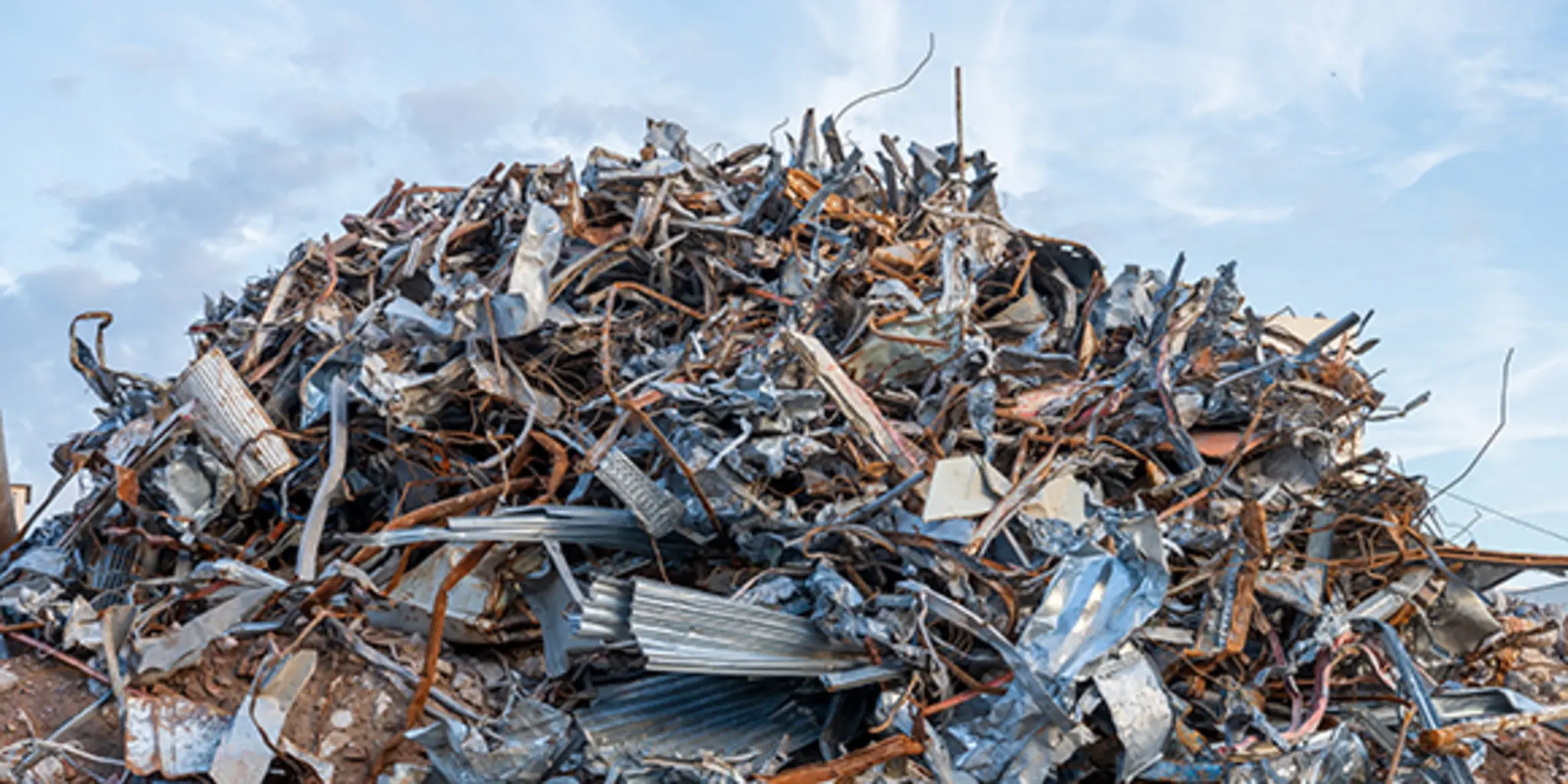 Ein Berg aus Metallschrott unter freiem Himmel