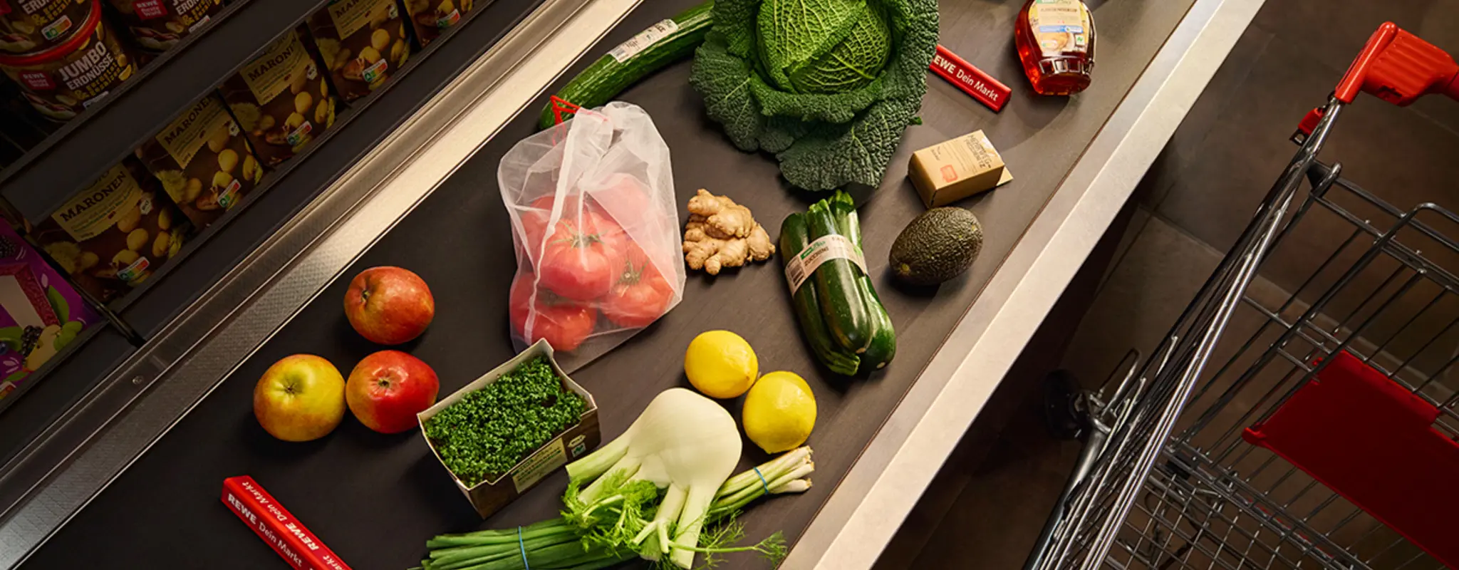REWE Kassenband mit Obst und Gemüse, teils unverpackt, teils plastikfrei verpackt 