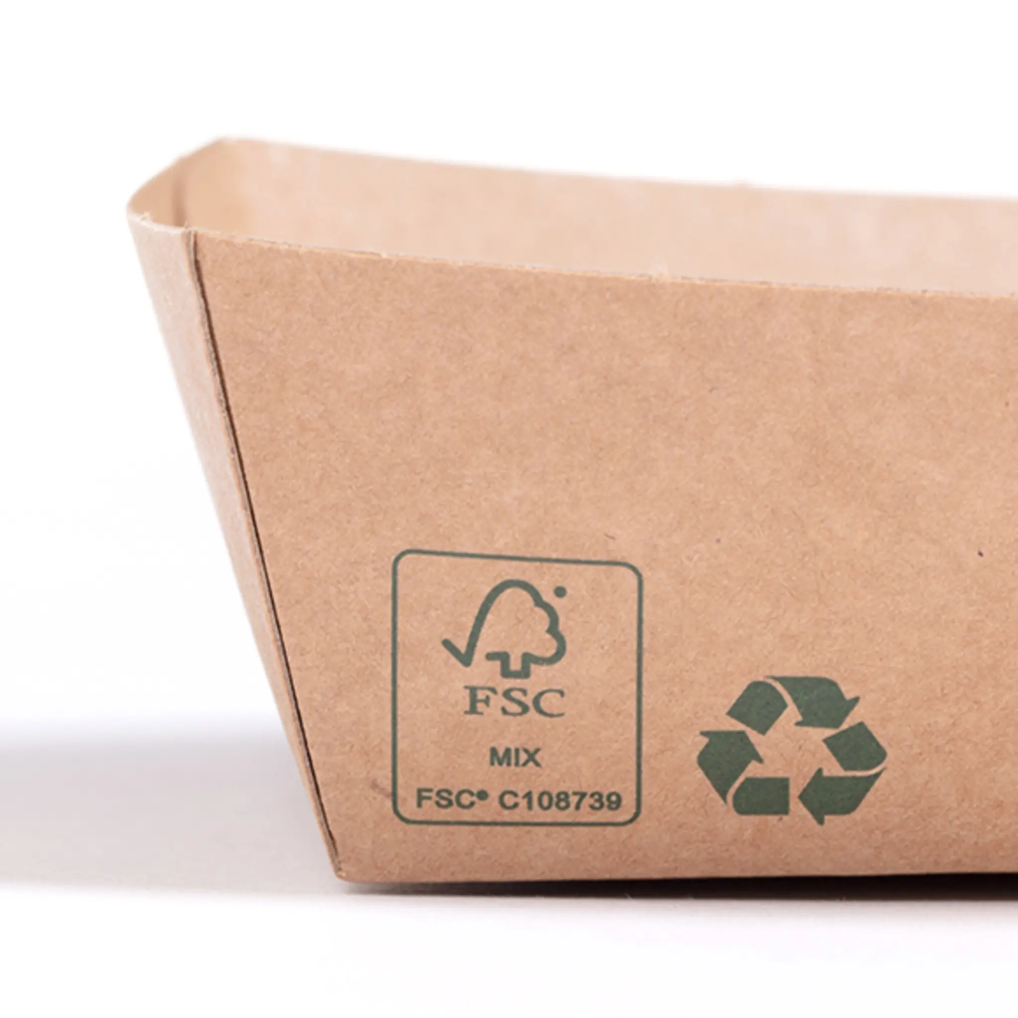 Brauner Karton mit grünen FSC- und Recycling-Symbolen