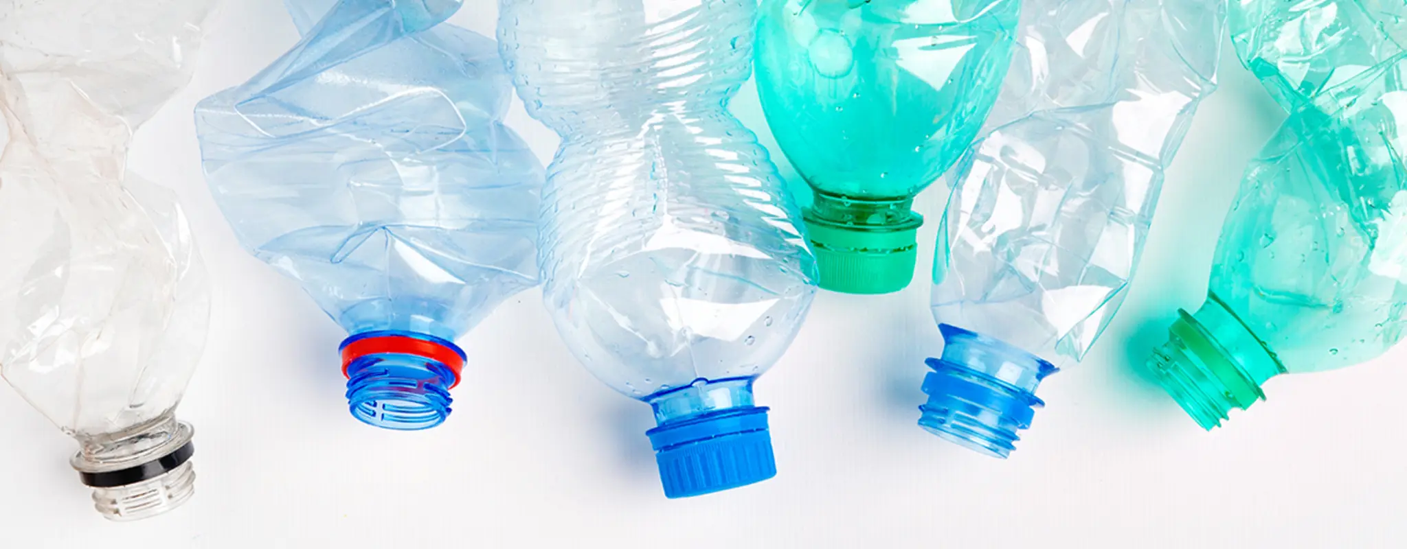 Fünf leere Plastikflaschen