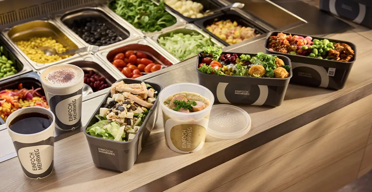 An einer Salattheke kann man frische Salate selbst zusammenstellen und in Einfach Mehrweg-Behältern mitnehmen. 