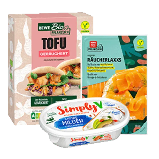 Drei pflanzliche Alternativ-Produkte stehen für die große Auswahl an veganen Alternativen bei REWE.