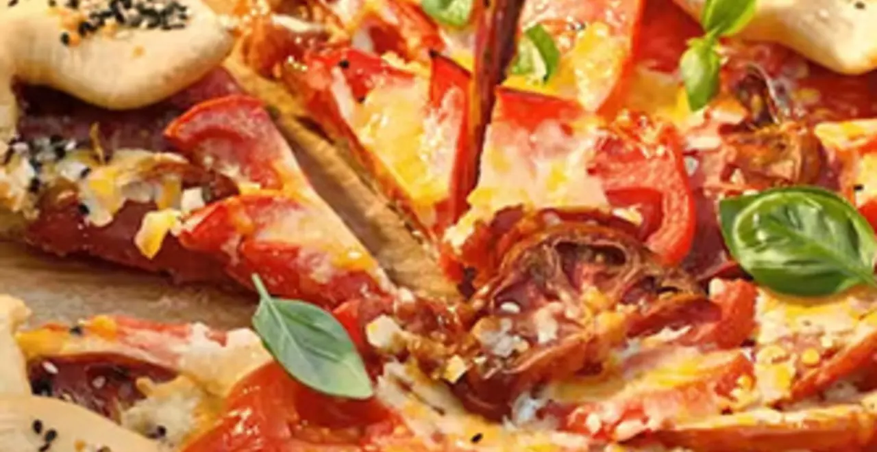 Auf einem gedeckten Tisch steht die Tomaten-Galette. Ein Stück ist rausgeschnitten und liegt auf einem Teller im Hintergrund.